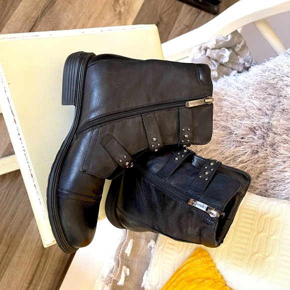 Gorgeous black super soft black leather boots! - Picture 4 of 7